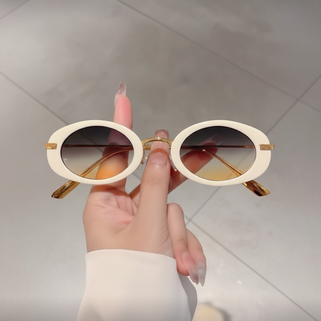 Lunettes de Soleil Rétro Ovales – Monture Blanche & Détails Dorés